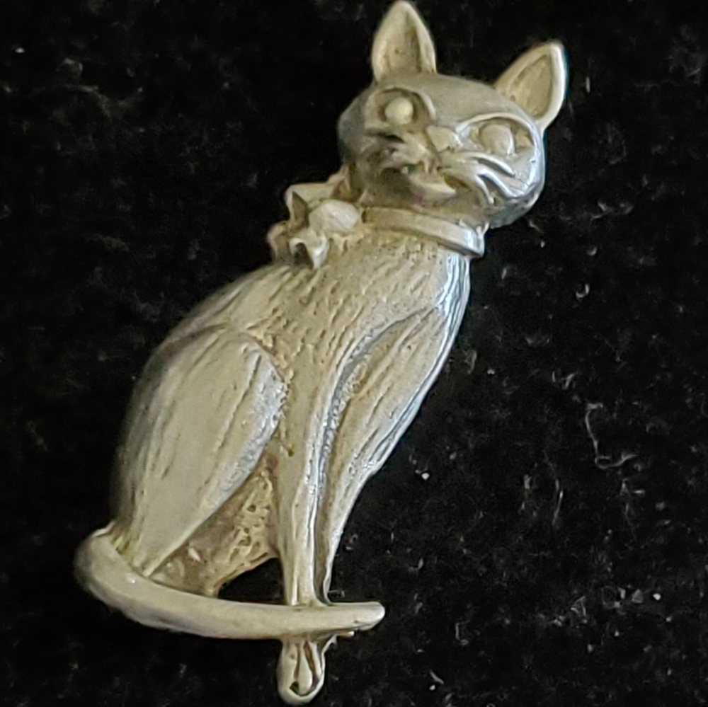 Vintage silvertone cat with a bowtie brooch